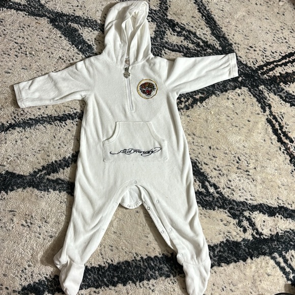 Edhardy white velvet footsie size 18-24months - Picture 3 of 4